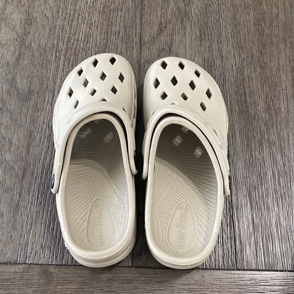 NEW! NOTHINZ SHOES JUNIORS/BIG KID CLOGS | TAN | Size J4 L6 unisex - Picture 12 of 13